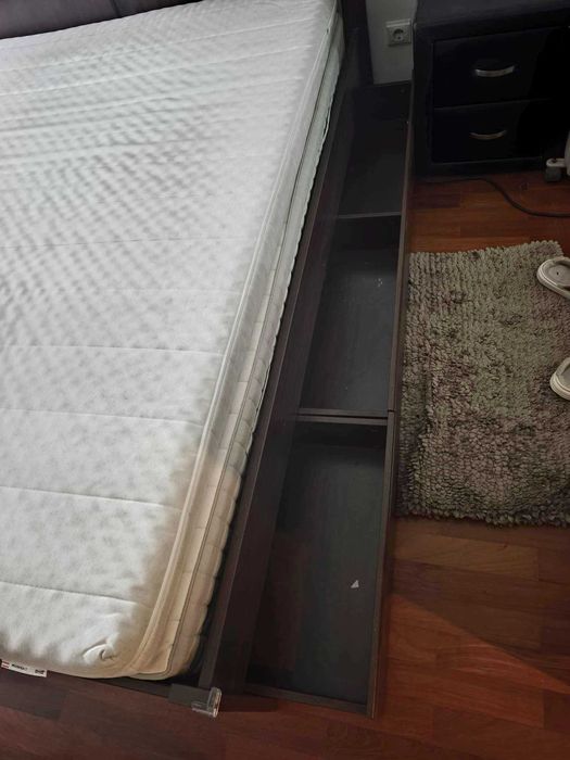 Cama de casal como nova, com dois colchões e duas gavetas