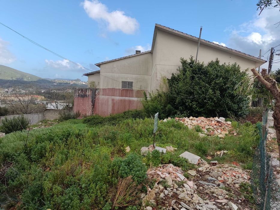 Vende-se Terreno com vista para o Castelo de Porto de Mós