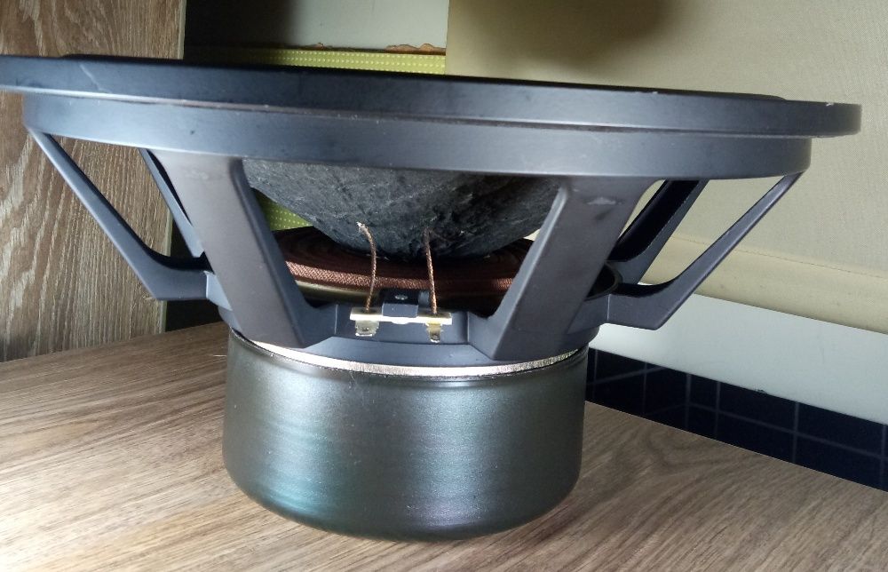 Сабвуферный динамик 12 дюймов. Состояние нового. Шикарный бас!