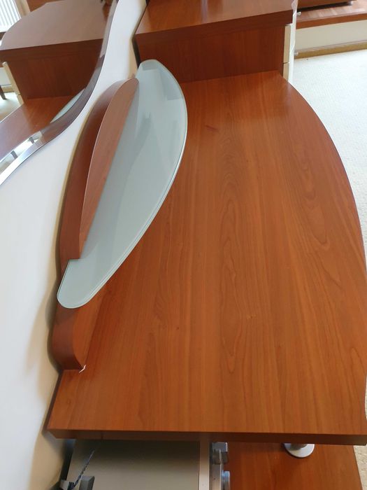 Toaletka z lustrem w kolorze wiśniowym