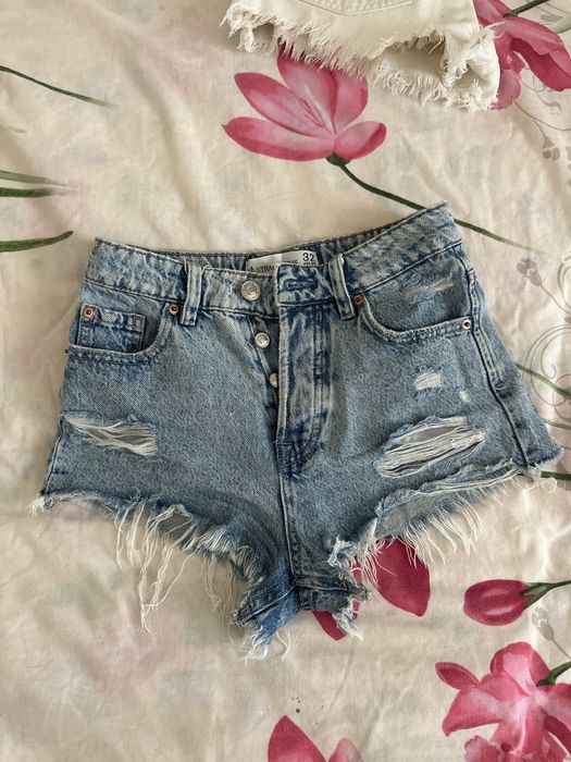 Короткі джинсові шорти