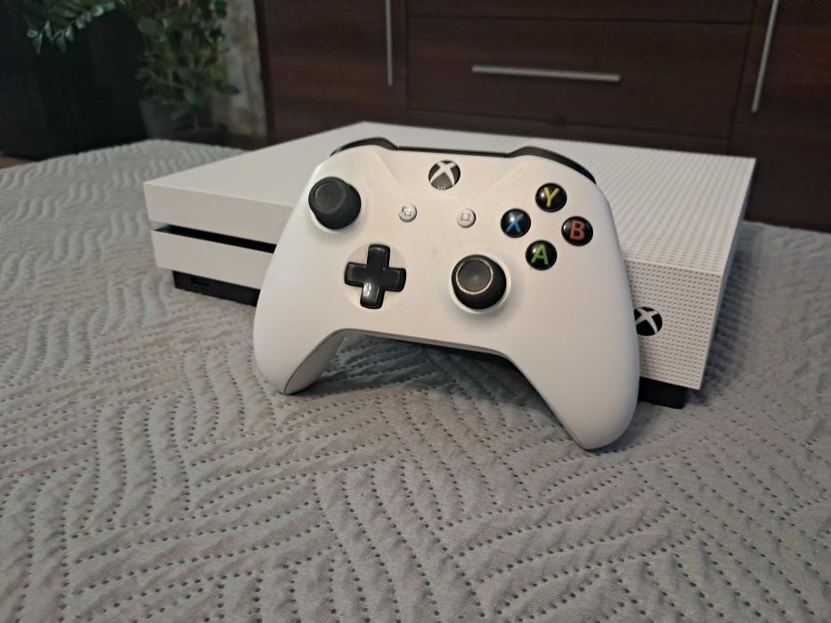 Xbox one s z padem i 2 gry