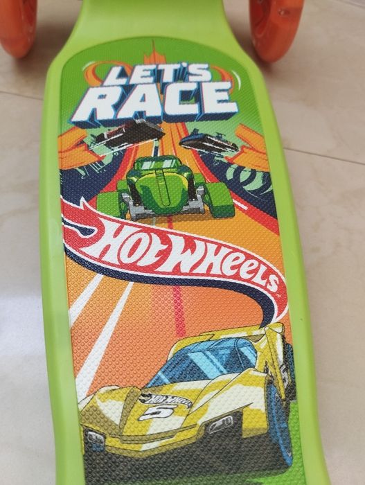 Не дорого. Новый детский самокат,рюкзак+ колеса светятся,красивый цвет