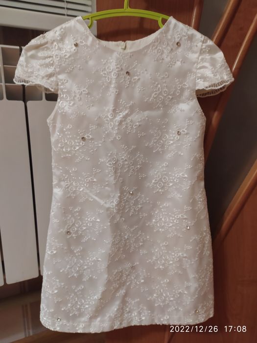 Плаття для дівчинки,біле,святкове,на 5-6 років