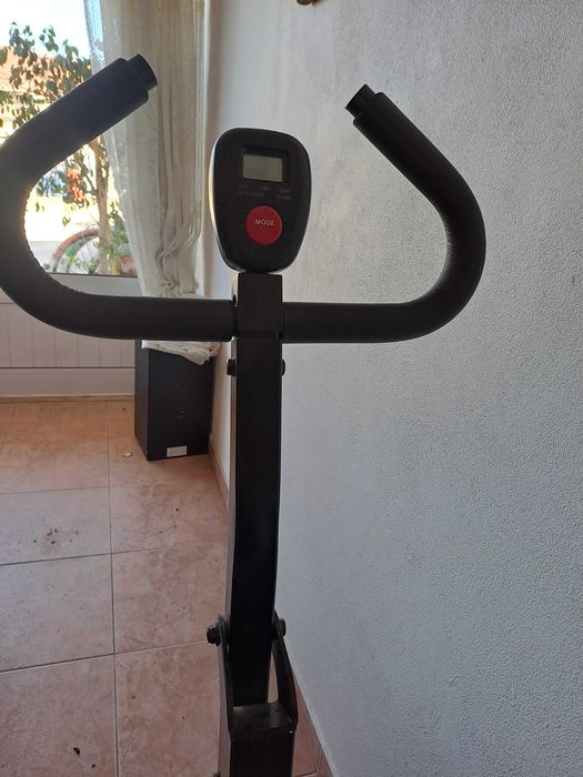 Máquina de ginástica em bom estado