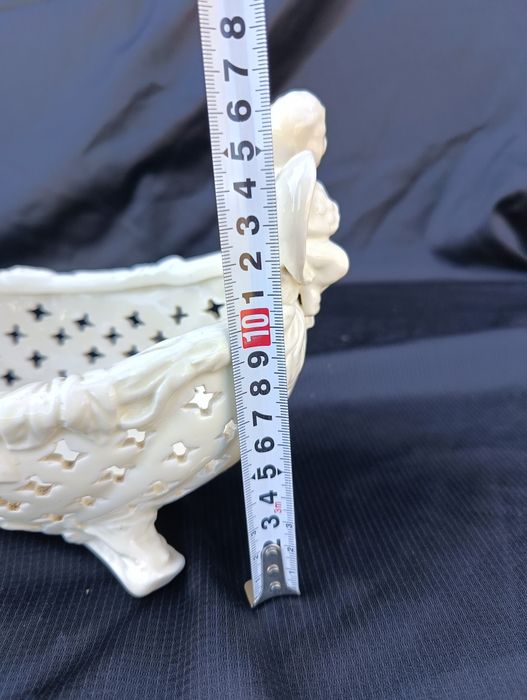 Ceramiczna ażurowa patera z cherubinami