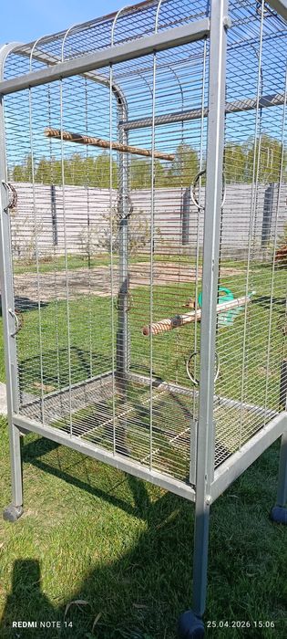 Metalowa duża klatka dla ptaków na kółkach