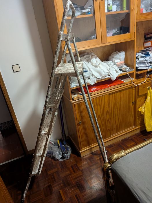 Escadote 1,79cmsx45cms último degrau a 122cms.
Funciona a 100% mas suj