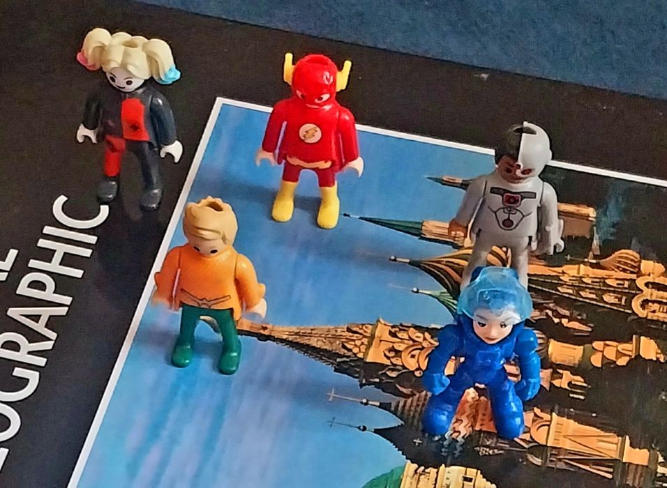 Varias figuras lego playmobil funko....