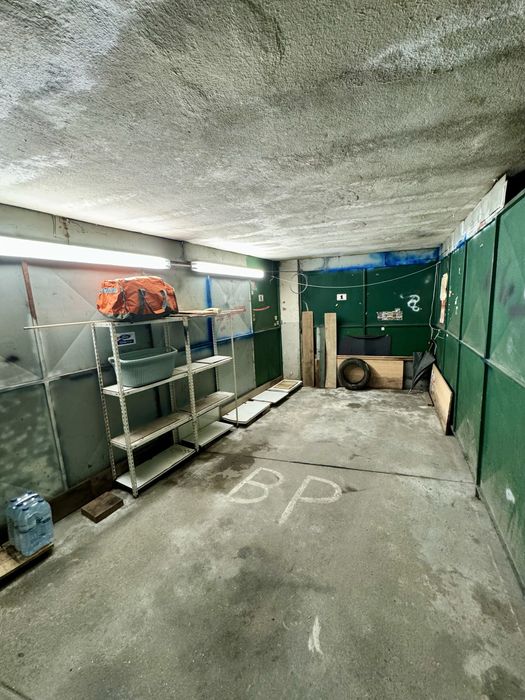 Garagem / arrumos / box fechada