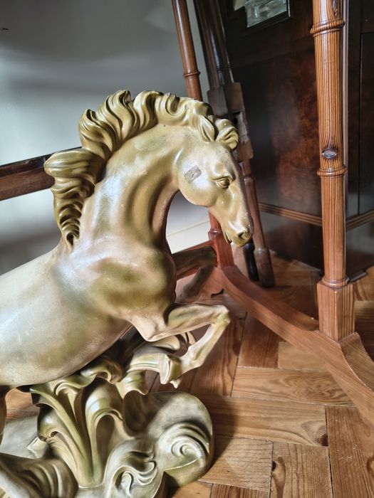 Cavalo em cerâmica com patine