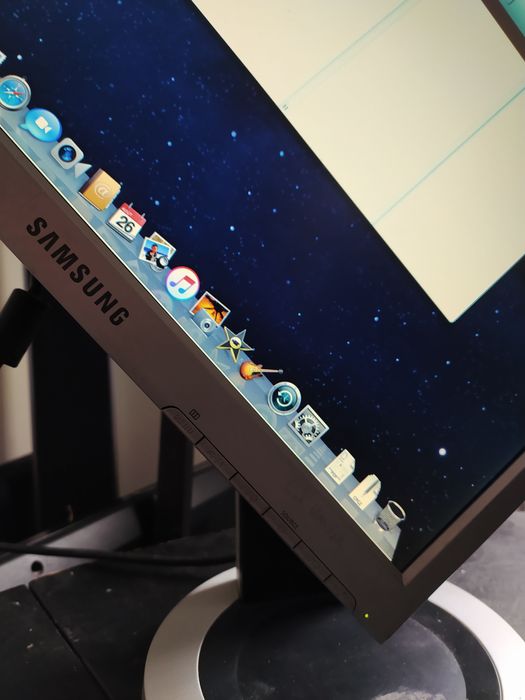Monitor Samsung rotativo de 17 polegadas