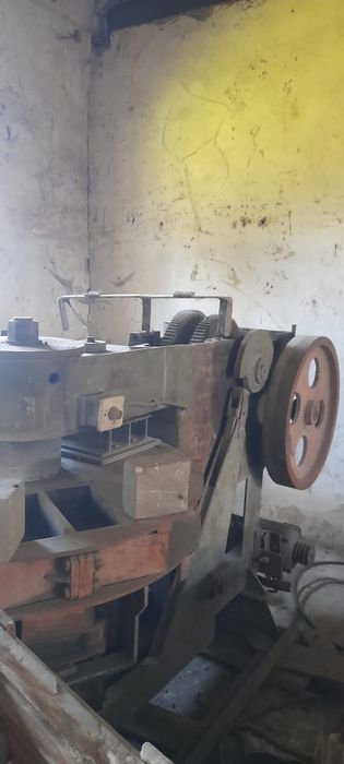 Прес механічний промисловий для цегли бруківки і тд