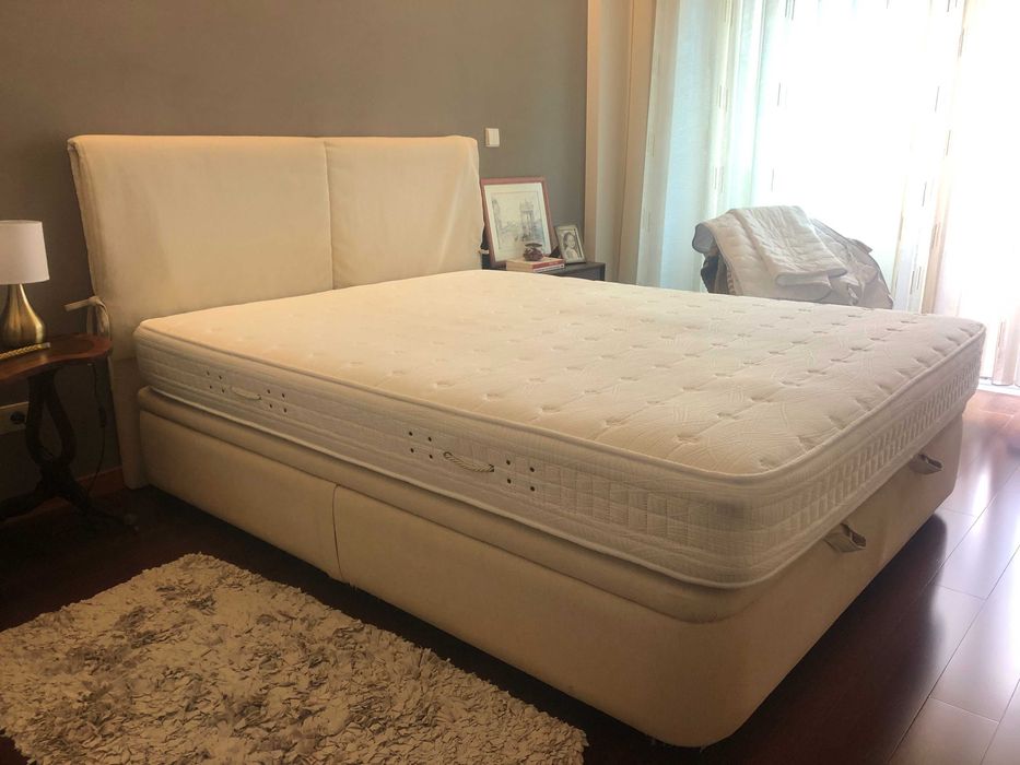 Cama de casal e colchão com arrumação