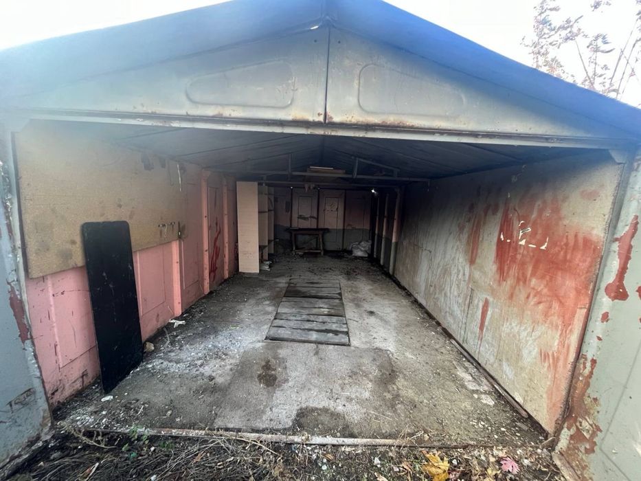 Металевий гараж біля горбатого мосту