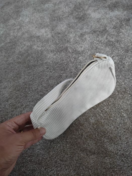 Pochete mala pequena branca e dourada