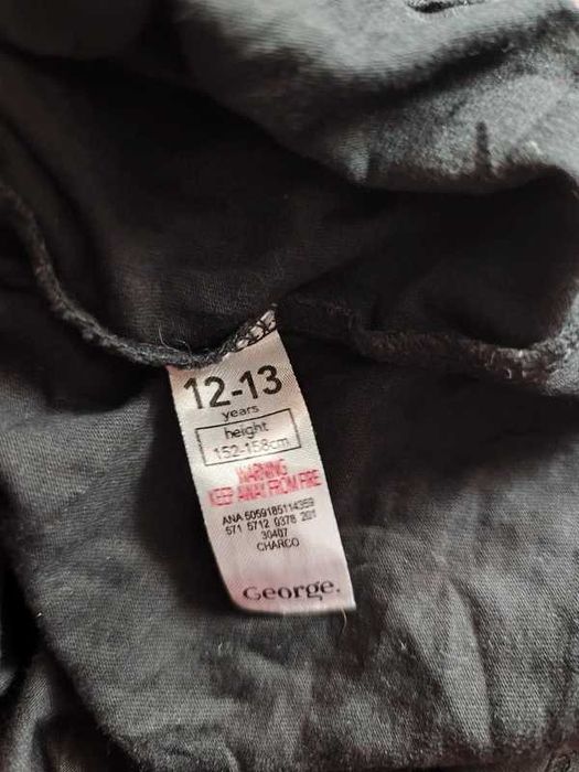 595. Czarna koszulka z nadrukiem choinką PS rozmiar 152/158