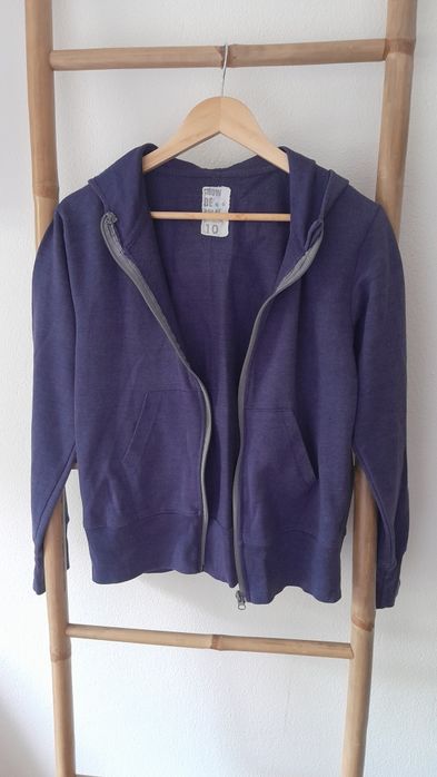 Casaco Code azul, com fecho, capuz e bolsos laterais