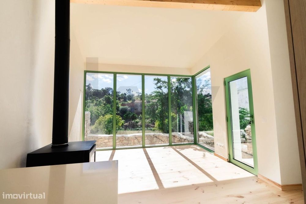 Moradia T1 Nova – Com espaço exterior e cozinha equipada em Carregueir