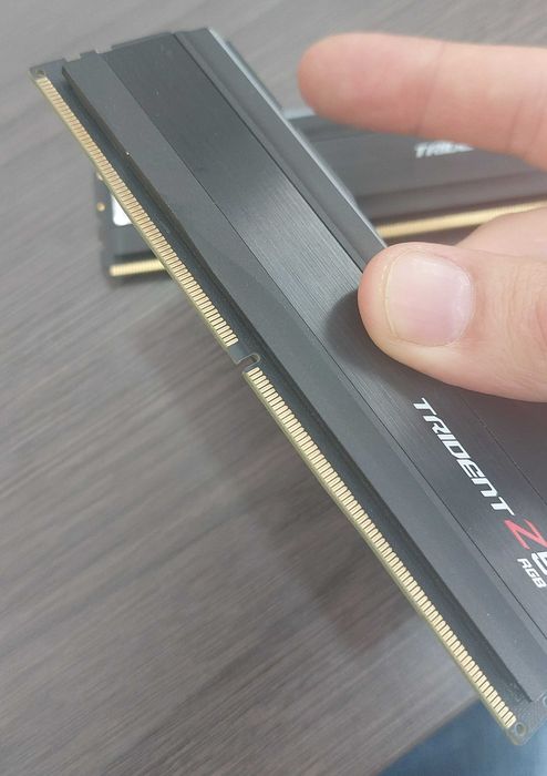 Kit Memória RAM G.SKILL Trident Z5 RGB 32GB (2x16GB) DDR5-5200MHz CL36 (36-36-36-83) 1.2V Preta