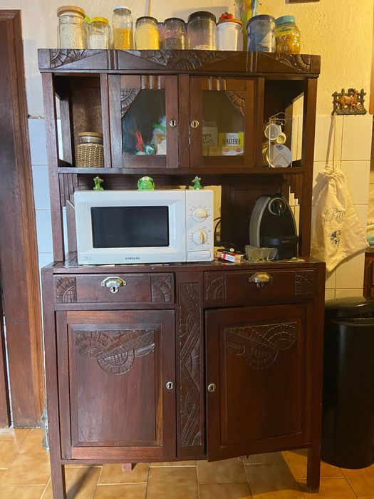 Dois móveis antigos