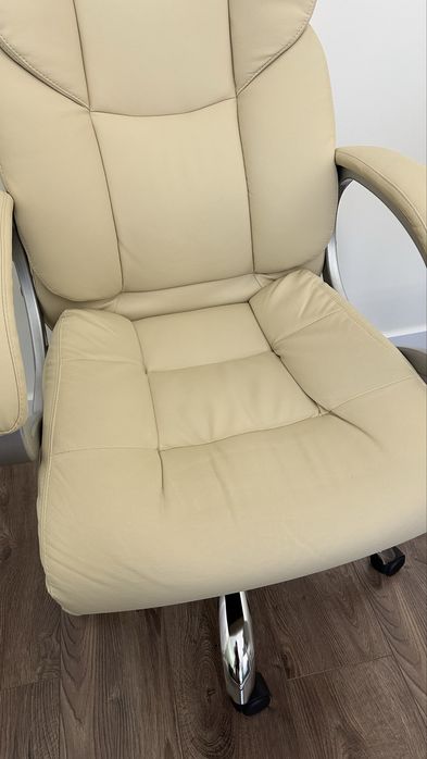 Офісне крісло бежеве ідеальний стан