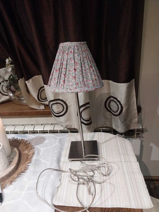 Lampa stojącą z kloszem