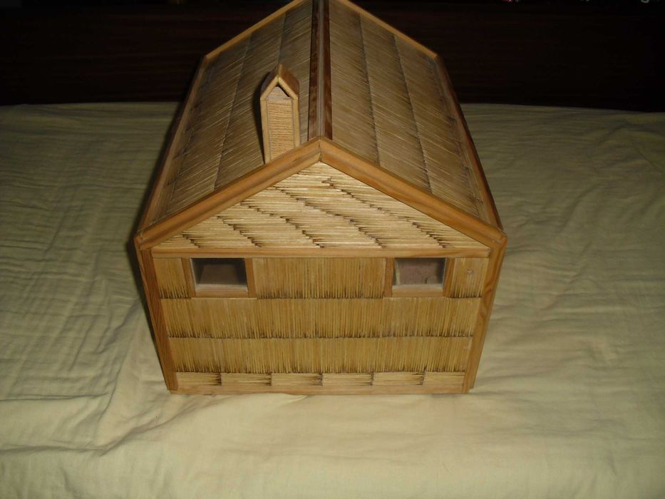 casa em paus de fosforo com mobiliário