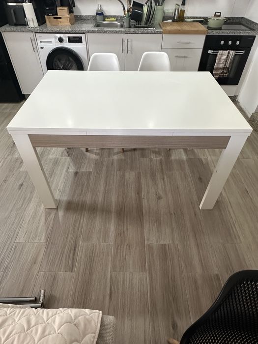Mesa de jantar extensivel usada com 4 cadeiras