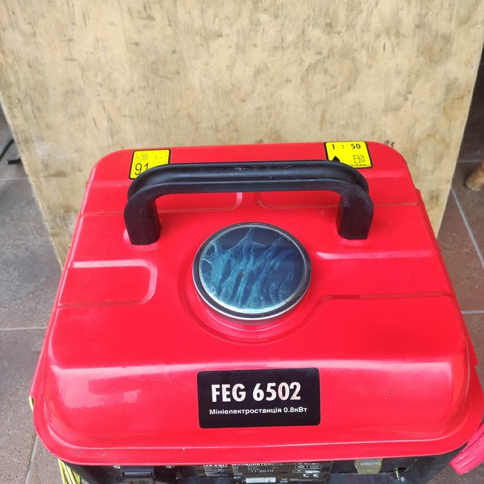 Продам бензогенератор FEG 6502 800вт