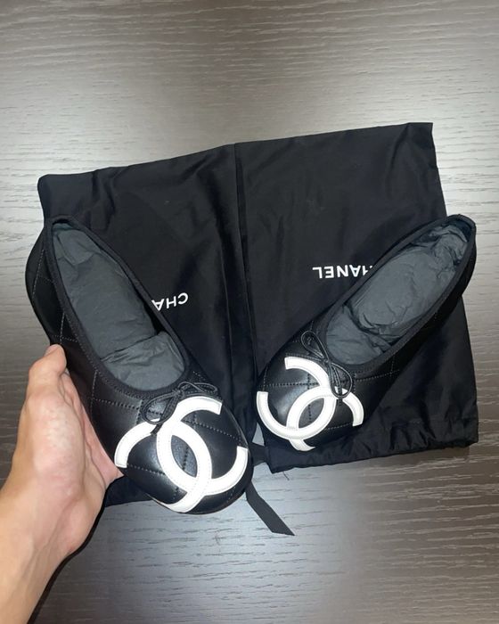 Chanel Sabrinas Ballet Flats em Pele Preto e Branco