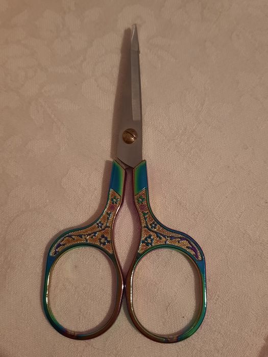 Tesoura de Costura pequena para bordados ou recortes detalhados