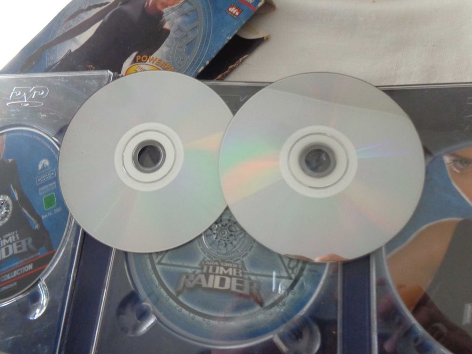 Lara Croft Tomb Raider - angielski, niemiecki. Film dvd + dodatki (trzy płyty).