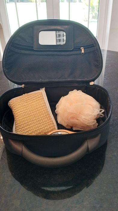 Malinha de viagem com alguns artigos de higiene