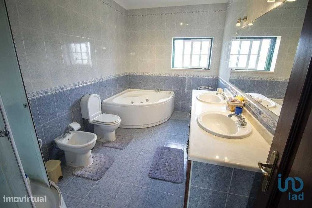 Quinta para venda com 2 moradias prontas e uma área de 9820 metros quadrados.