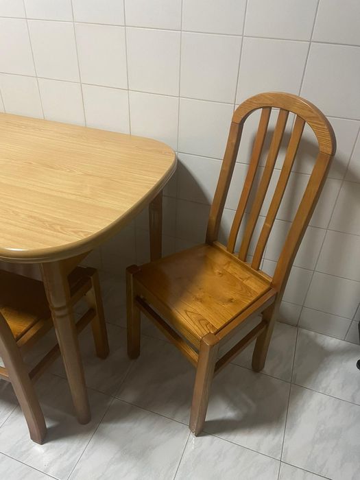 Mesa de jantar extensível com 4 cadeiras de madeira