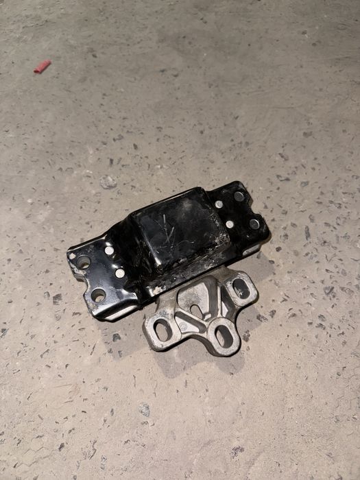 Подушка двигуна ліва Passat B7 3795701