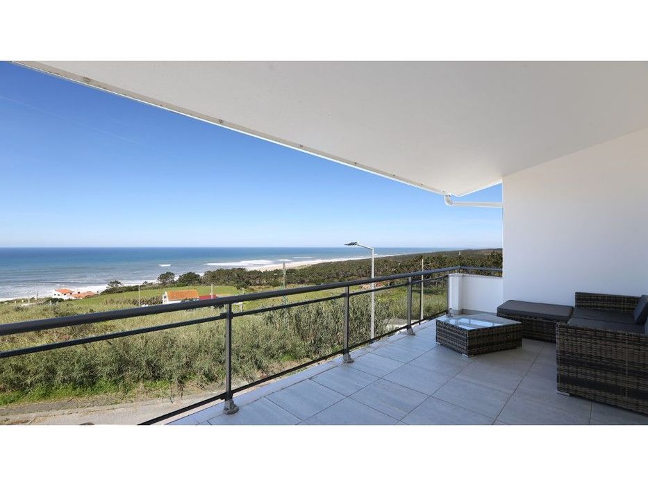 Moradia V2+1 em banda com vista frontal sobre o oceano e as icónica...