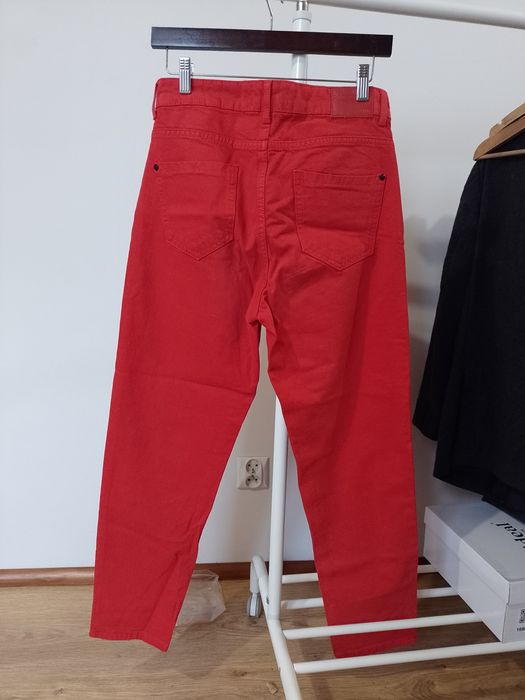 Czerwone spodnie z wysokim stanem jeans