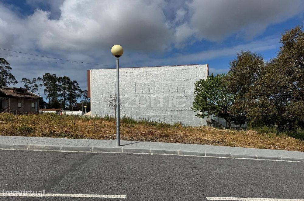 Lote de terreno, para construção de moradia, em Santa Maria de Lamas