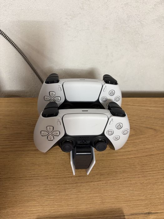 PS5 Slim E-Chassis 1 TB z napedem/2 pady/ładowarka/2 gry