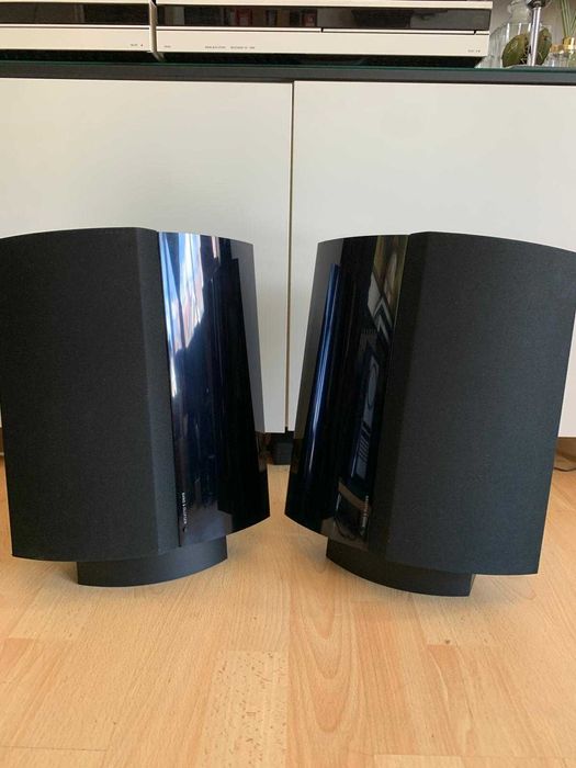 Sistema de som Beo Center 2 da  Bang & Olufsen e Colunas BeoLab 4000