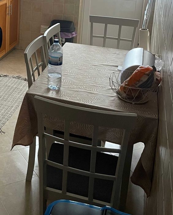 Mesa Interior de Refeições Usada com Cadeiras
