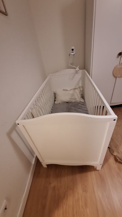 Berço de criança com colchão Ikea