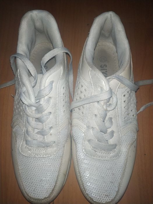 Продам женские кроссы 37 размера