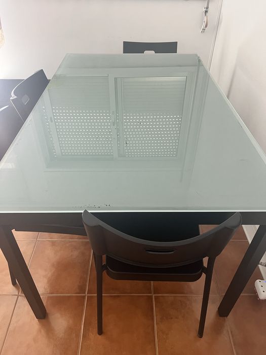 Mesa com vidro e cadeiras
