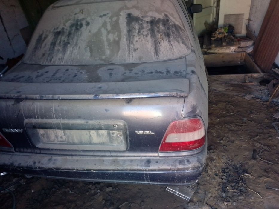 Двері до автомобіля Ніссан сані