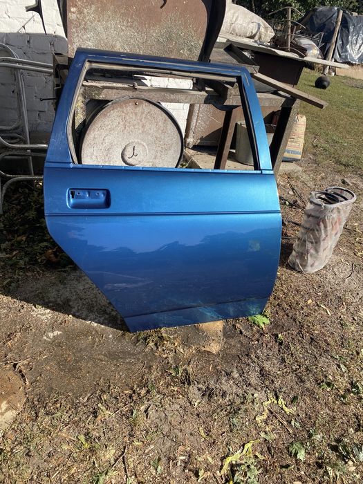 Продам праву задню дверцю на ваз 2111