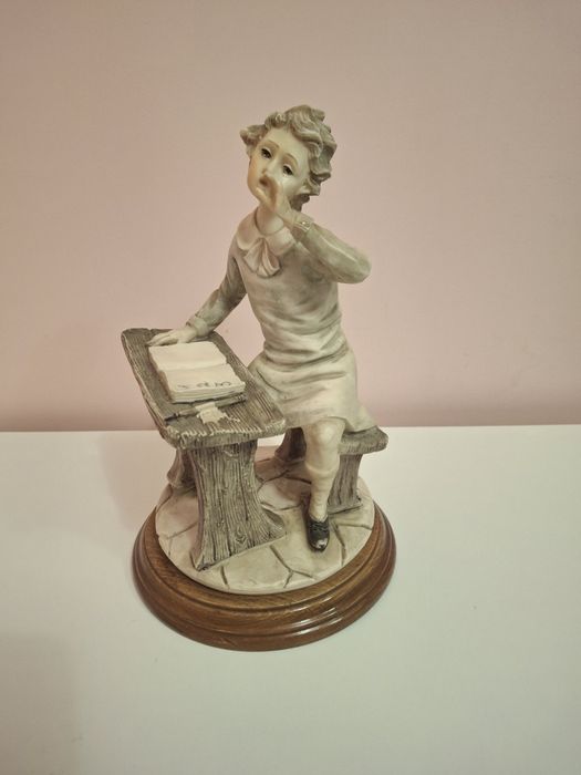 Giuseppe Armani – figurka „Uczeń przy ławce” 25,5 cm