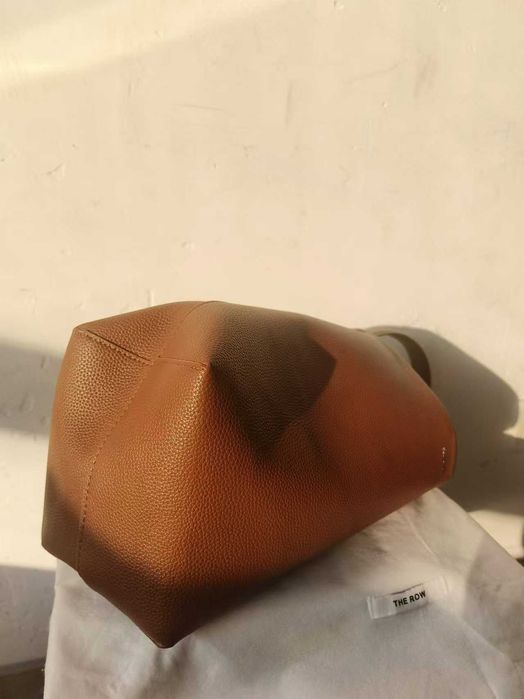 Bolsa bucket The Row castanha